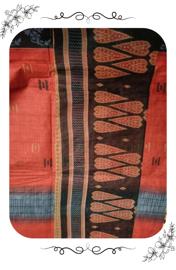 Inner texture and pallu design of the red saree