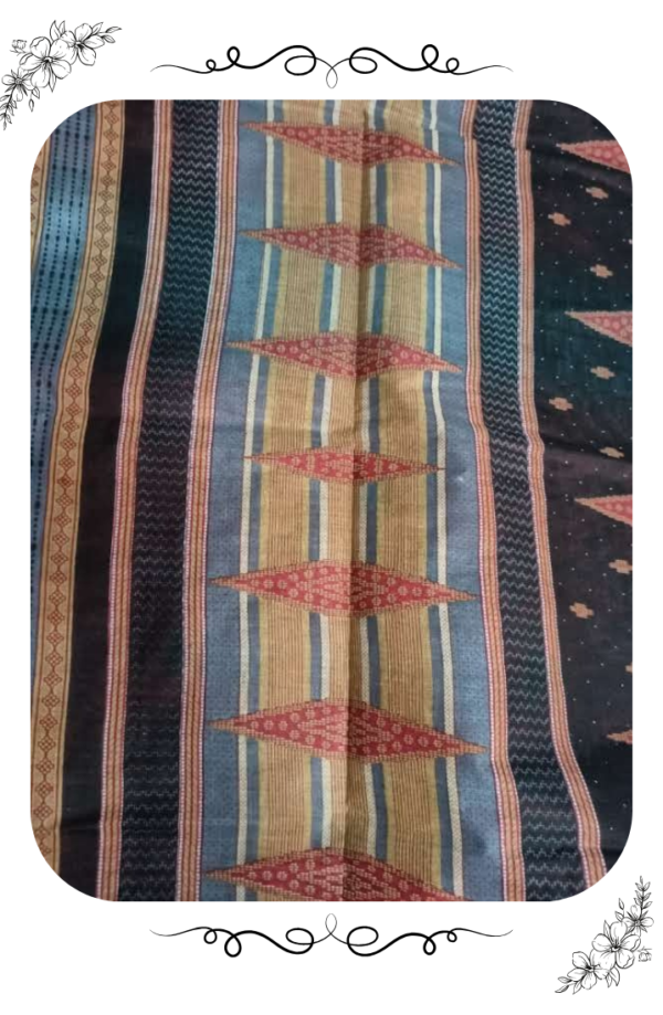 Inner texture and pallu design of the red saree